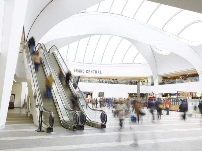 iç mekan yürüyen merdiven